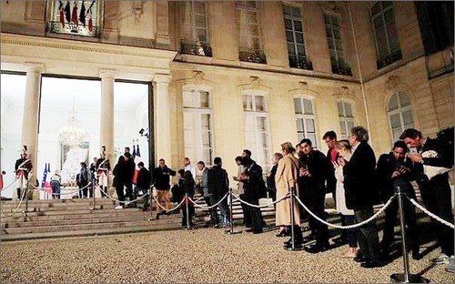 数千名法国民众吊唁前总统希拉克 - ảnh 1