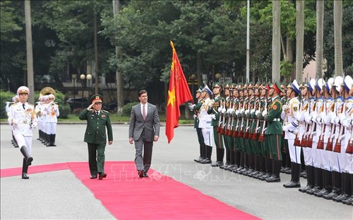 美国国防部长埃斯珀对越南进行正式访问 - ảnh 1