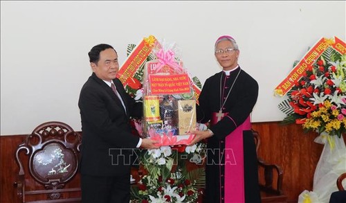 越南党、国家、祖阵领导人看望并向天主教信教群众致以圣诞祝福 - ảnh 2