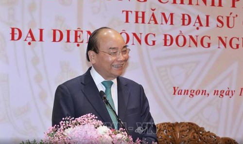 越南政府总理阮春福会见旅居缅甸越南人代表 - ảnh 1