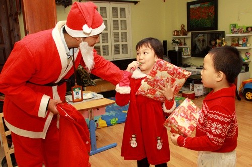 扮圣诞老人给小朋友送礼物的服务广受欢迎 - ảnh 2