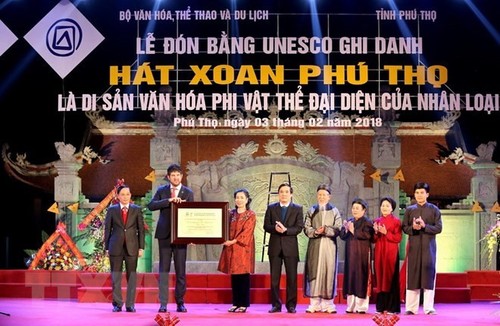 ពិធីទទួលប័ណ្ណបញ្ជាក់ការច្រៀង Xoan Phu Tho ជាបេតិកភណ្ឌវប្បធម៌អរូបី តំណាងឲ្យមនុស្សលោក - ảnh 1