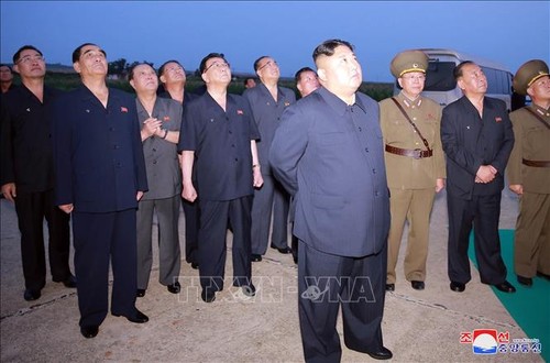 ថ្នាក់ដឹកនាំកូរ៉េខាងជើង លោក Kim Jong-Un  ត្រួតពិនិ្យការបាញ់សាកល្បងអាវុធថ្មី - ảnh 1