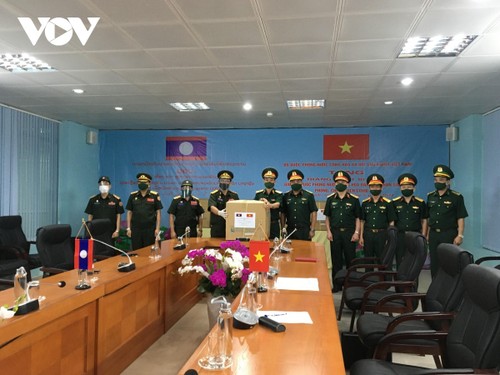 Việt Nam cử chuyên gia và hỗ trợ vật tư y tế giúp Bộ Quốc phòng Lào chống dịch - ảnh 1