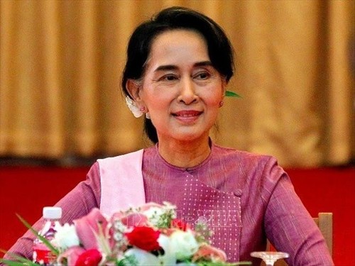 លោកស្រី Aung San Suu Kyi បានបង្ហាញខ្លួននៅតុលាការ - ảnh 1