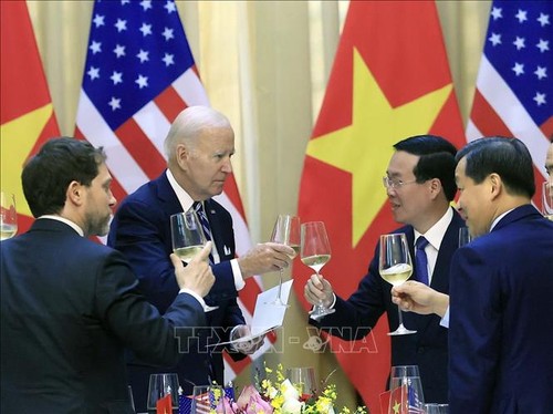 លោកប្រធានរដ្ឋ Vo Van Thuong អញ្ជើញជាអធិបតីក្នុងពិធីលៀងសាយភោជន៍ជូនប្រធានាធិបតីអាមេរិកលោក Joe Biden - ảnh 1