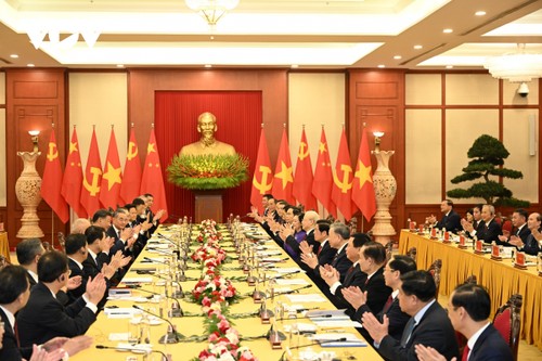 ជំនួបពិភាក្សាជាន់ខ្ពស់រវាងអគ្គលេខាបក្ស លោក Nguyen Phu Trong និងអគ្គលេខាបក្ស ប្រធានរដ្ឋចិនលោក Xi Jinping - ảnh 2