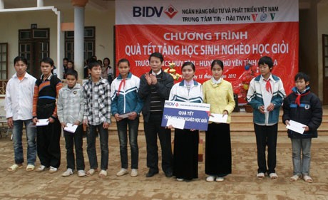 Đài TNVN trao quà và học bổng cho học sinh nghèo Sơn La - ảnh 1