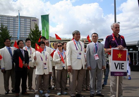 Lễ thượng cờ Việt Nam được tổ chức tại Công viên Olympic Luân Đôn - ảnh 1