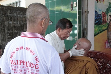 Thầy thuốc Việt Nam khám chữa bệnh tại Campuchia - ảnh 5