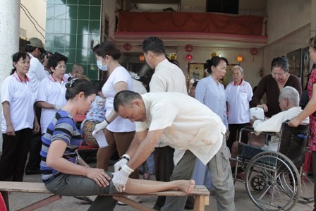 Thầy thuốc Việt Nam khám chữa bệnh tại Campuchia - ảnh 3