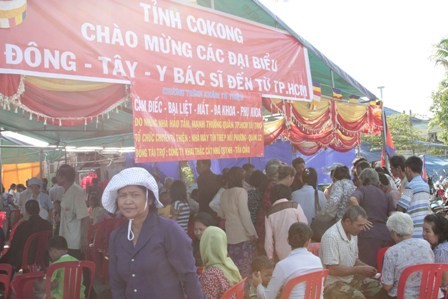 Thầy thuốc Việt Nam khám chữa bệnh tại Campuchia - ảnh 2