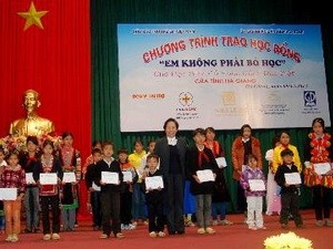 Phó Chủ tịch nước Nguyễn Thị Doan trao học bổng cho trẻ em nghèo tại Hà Giang - ảnh 1