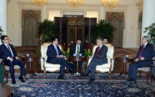 Thủ tướng Nguyễn Tấn Dũng hội kiến các nhà lãnh đạo Singapore - ảnh 1