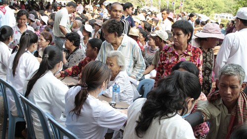 Bác sĩ Việt Nam khám chữa bệnh miễn phí cho gần 6.000 người dân Campuchia - ảnh 1