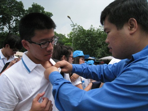 Đoàn đại biểu thanh niên kiều bào tham dự trại hè VN 2013 dâng hương tại đền Hùng - ảnh 2