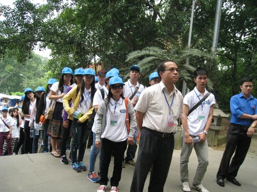 Đoàn đại biểu thanh niên kiều bào tham dự trại hè VN 2013 dâng hương tại đền Hùng - ảnh 3