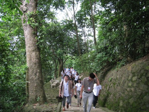 Đoàn đại biểu thanh niên kiều bào tham dự trại hè VN 2013 dâng hương tại đền Hùng - ảnh 4