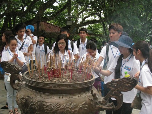 Đoàn đại biểu thanh niên kiều bào tham dự trại hè VN 2013 dâng hương tại đền Hùng - ảnh 6