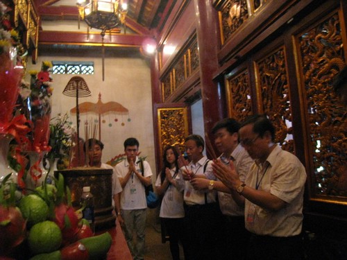 Đoàn đại biểu thanh niên kiều bào tham dự trại hè VN 2013 dâng hương tại đền Hùng - ảnh 7