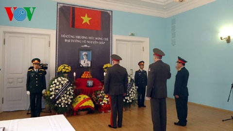 Đại sứ quán Việt Nam tại các nước tiếp tục mở cửa đón các đoàn tới viếng đại tướng - ảnh 1