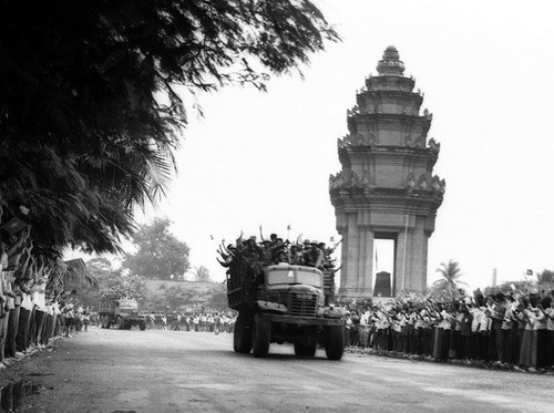 Báo Campuchia ca ngợi quân tình nguyện Việt Nam giúp Campuchia thoát khỏi chế độ diệt chủng   - ảnh 1