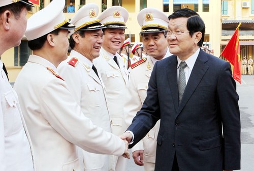 Chủ tịch nước thăm và chúc Tết cán bộ chiến sĩ công an thành phố Hà Nội và Hội Chữ thập đỏ - ảnh 1