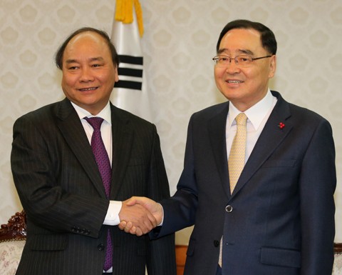 Phó Thủ tướng Nguyễn Xuân Phúc hội đàm với Phó Thủ tướng Hyun Oh-Seok tại Hàn Quốc  - ảnh 1