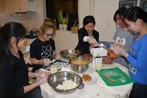 Du học sinh Việt Nam tại Australia bán bánh trung thu làm từ thiện  - ảnh 1