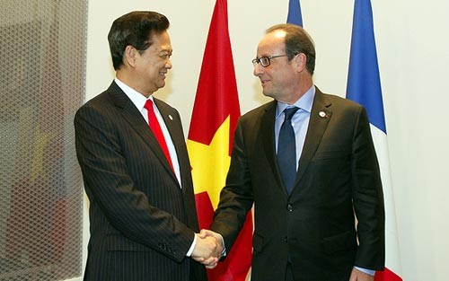 Thủ tướng Nguyễn Tấn Dũng tiếp xúc song phương bên lề Hội nghị cấp cao ASEM 10 - ảnh 1