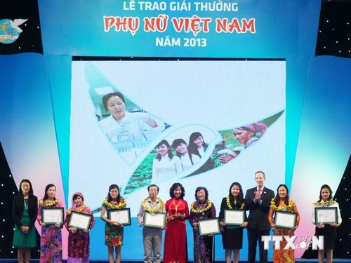 Trao Giải thưởng Phụ nữ Việt Nam năm 2014  - ảnh 1