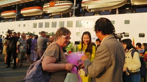 Hơn 2.500 khách du lịch nước ngoài đến Huế bằng đường biển qua cảng Chân Mây - ảnh 1