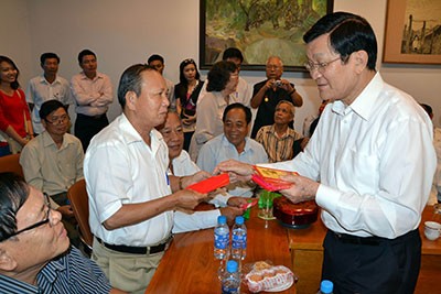 Chủ tịch nước Trương Tấn Sang gặp gỡ các cựu tù binh, cựu tù chính trị - ảnh 1