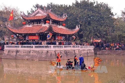 Bắc Ninh: Du khách tấp nập trẩy hội Lim nghe Quan họ  - ảnh 1