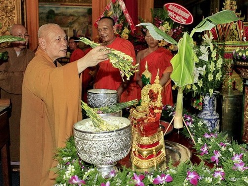 Các hoạt động mừng Tết Chôl Chnăm Thmây của đồng bào Khmer Nam bộ - ảnh 1