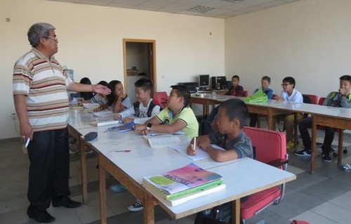 Thầy giáo già tận tâm với thế hệ trẻ gốc Việt tại Bungari - ảnh 2