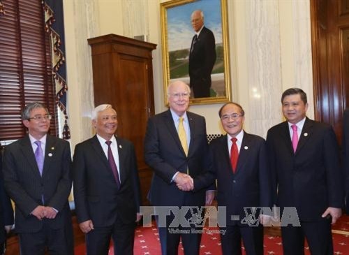 Chủ tịch Quốc hội Nguyễn Sinh Hùng gặp Chủ tịch Thường trực danh dự Thượng viện Hoa Kỳ - ảnh 1