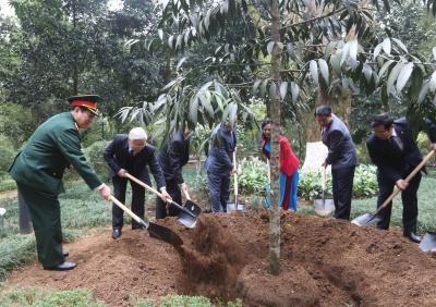 Tổng Bí thư Nguyễn Phú Trọng dâng hương tưởng niệm Chủ tịch HCM và trồng cây lưu niệm tại K9 - ảnh 1