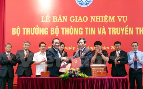 Thủ tướng Nguyễn Xuân Phúc dự lễ bàn giao nhiệm vụ Bộ trưởng Bộ Thông tin và Truyền thông - ảnh 1