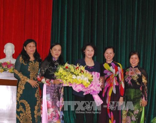 Chủ tịch Quốc hội Nguyễn Thị Kim Ngân gặp mặt cán bộ nữ tỉnh Bến Tre qua các thời kỳ - ảnh 1