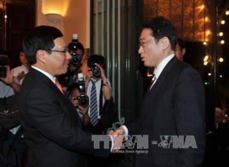 Phó Thủ tướng, Bộ trưởng Ngoại giao Phạm Bình Minh hội đàm với Bộ trưởng Ngoại giao Nhật Bản  - ảnh 1