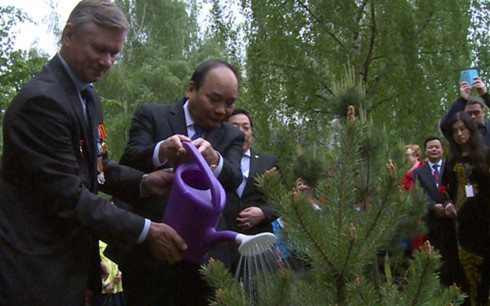 Thủ tướng đặt hoa, trồng cây lưu niệm bên tượng đài Bác Hồ tại Moscow - ảnh 3
