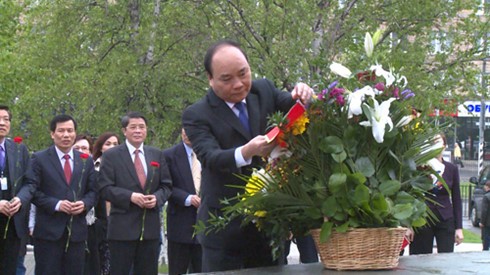Thủ tướng đặt hoa, trồng cây lưu niệm bên tượng đài Bác Hồ tại Moscow - ảnh 1
