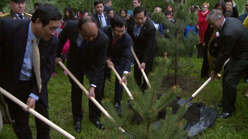 Thủ tướng đặt hoa, trồng cây lưu niệm bên tượng đài Bác Hồ tại Moscow - ảnh 2