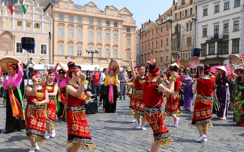 Việt Nam gây ấn tượng tại lễ hội các dân tộc thiểu số ở Cộng hòa Cezch - ảnh 2
