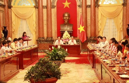 Chủ tịch nước Trần Đại Quang gặp mặt thiếu niên nhi đồng vượt khó vươn lên trong học tập - ảnh 1
