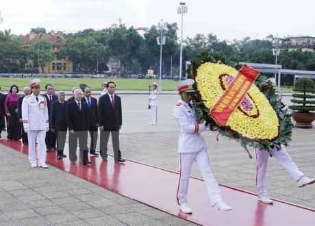 Dâng hương tưởng niệm Chủ tịch Hồ Chí Minh - ảnh 1