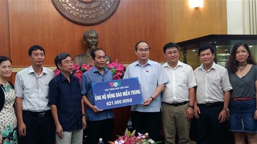 Chủ tịch Ủy ban Trung ương MTTQ VN Nguyễn Thiện Nhân tiếp nhận tiền ủng hộ đồng bào bị lũ lụt - ảnh 1