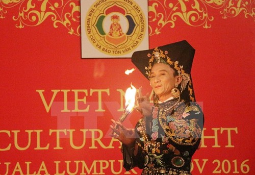 Trình diễn thực hành tín ngưỡng thờ Mẫu của người Việt tại Malaysia  - ảnh 1