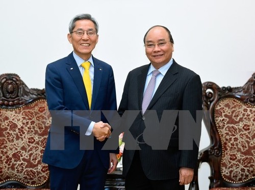 Thủ tướng Nguyễn Xuân Phúc tiếp Chủ tịch Tập đoàn Tài chính KB Kookmin, Hàn Quốc, ông Yoon Jong-kyoo - ảnh 1